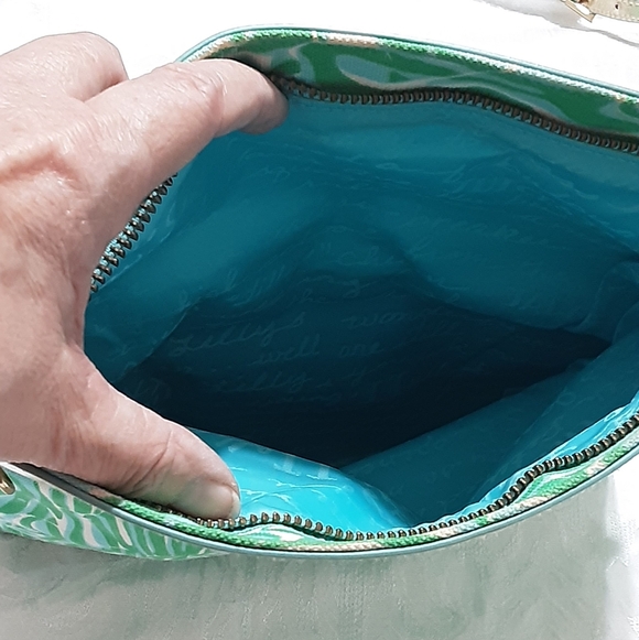 Lilly Pulitzer Finders Keepers "Hot To Trot" Crossbody Fold-Over Clutch Purse. - Picture 6 of 16